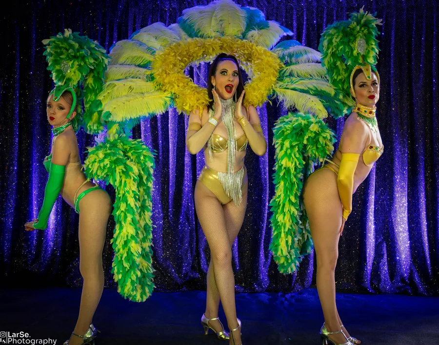 Trio cabaret — costumes or et plumes vert-lime