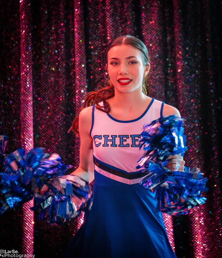 Danseuse cheerleader, pom-poms bleus