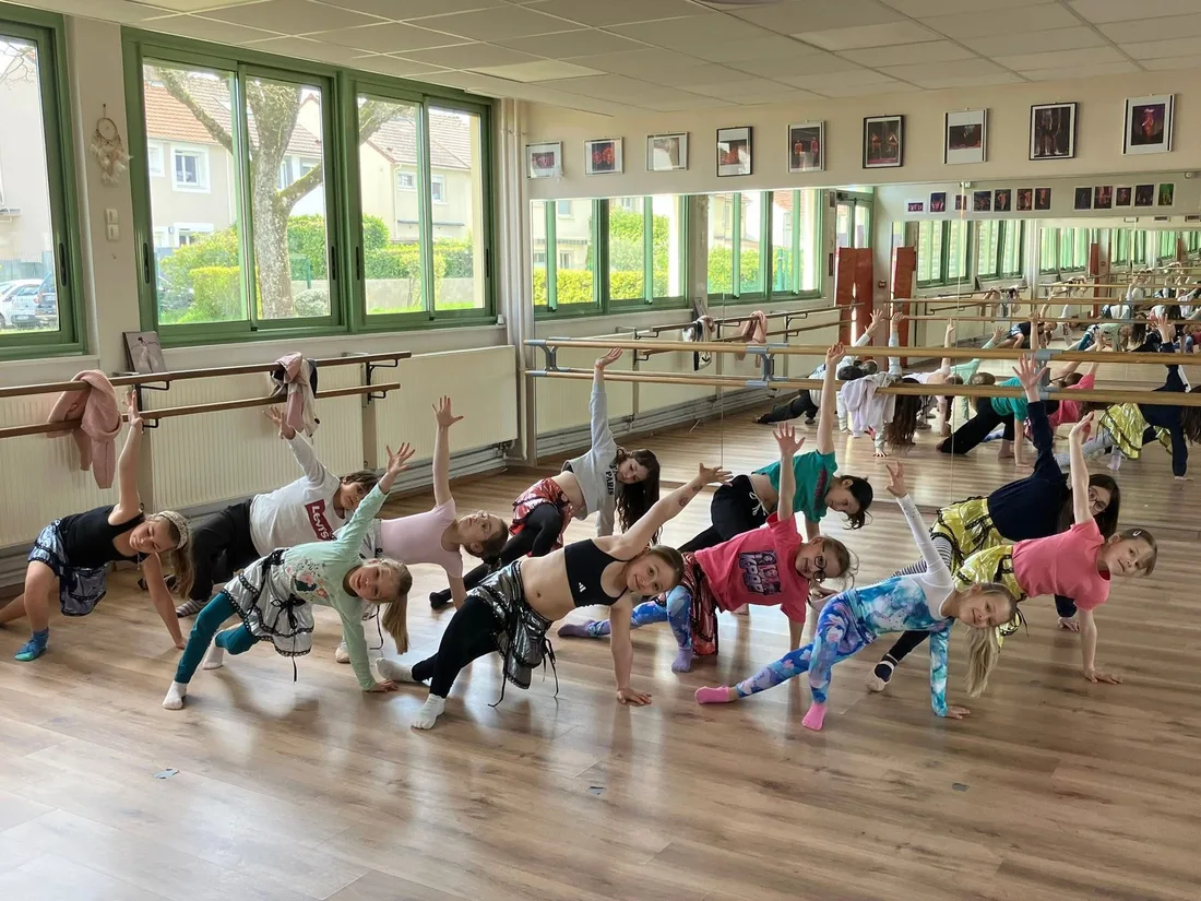 Salle de danse de l'Académie Les Scarlines — parquet, barres et miroirs
