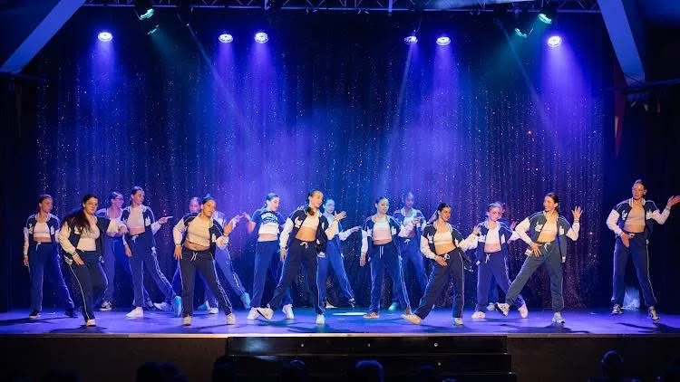 Les élèves sur scène lors du gala des Scarlines
