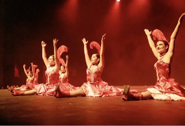 Tableau cabaret — costumes et plumes