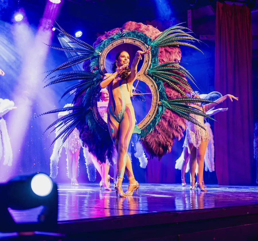 Grande coiffe plumes teal — scène