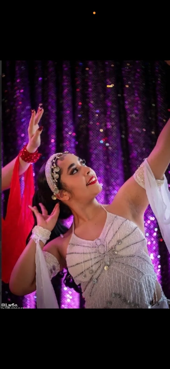 Danseuse en costume oriental rouge